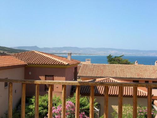 uma varanda de uma casa com vista para o oceano em Apartment Tanca della Torre by Interhome em Isola Rossa
