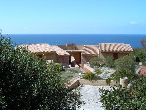 コスタ・パラディーゾにあるHoliday Home Mare-2 by Interhomeの海を背景とした家屋群