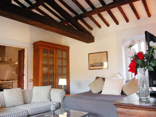 una sala de estar con 2 sofás y un jarrón de rosas en Apartment Campo de' Fiori Bright by Interhome en Roma