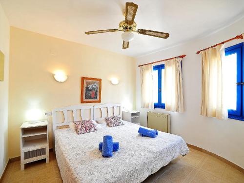 1 dormitorio con cama con almohadas azules y techo en Holiday Home Carmen by Interhome en Moraira