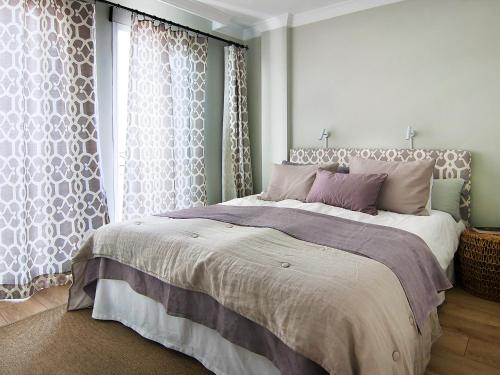 Un dormitorio con una cama grande y una ventana en Holiday Home Marbella old town, en Marbella