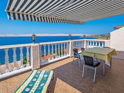 Balcony o terrace sa Apartment Delfin-5 by Interhome