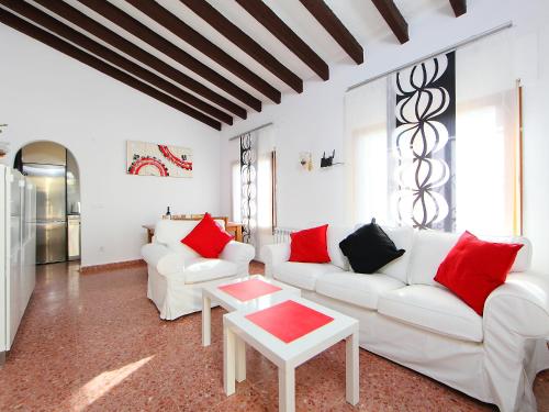 - un salon avec des canapés blancs et des oreillers rouges dans l'établissement Holiday Home Negrita by Interhome, à Benissa
