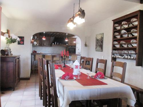 un comedor con una mesa con servilletas rojas. en Holiday Home Fromental by Interhome, en Bagnac