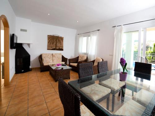 sala de estar con mesa de cristal y sillas en Holiday Home Junio by Interhome, en Calpe