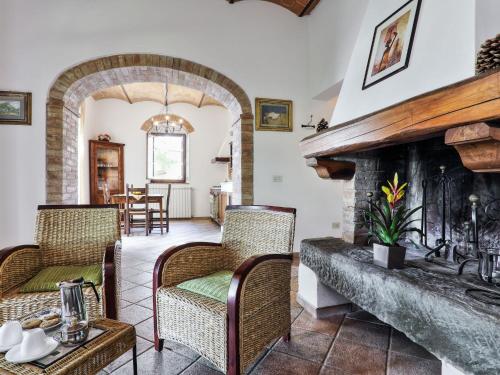 A seating area at Apartment Chiantishire retreat-1 by Interhome
