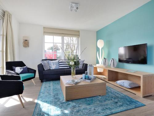 Televízia a/alebo spoločenská miestnosť v ubytovaní Holiday Home de Witte Raaf-1 by Interhome