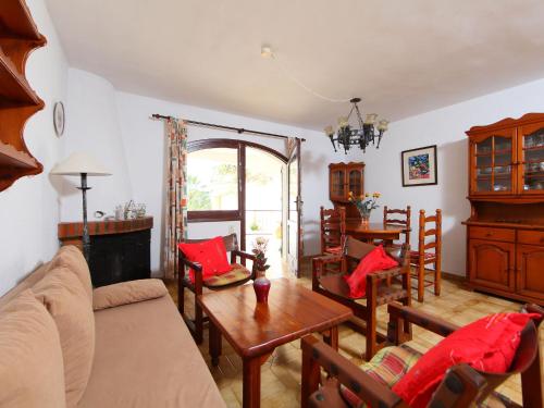 sala de estar con sofá, mesa y sillas en Holiday Home Peces 3 by Interhome, en Peñíscola