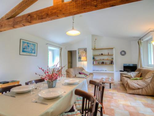 une cuisine et un salon avec une table et des chaises dans l'établissement Holiday Home Gite Curel by Interhome, à Bonnieux