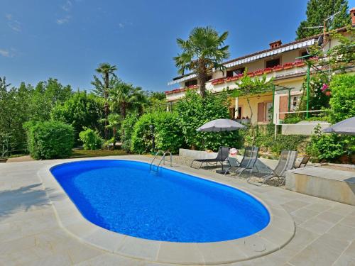 ein Swimmingpool vor einem Haus in der Unterkunft Apartment Zvonko-1 by Interhome in Lovran