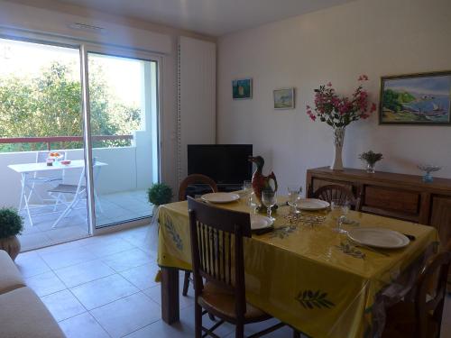 TV a/nebo společenská místnost v ubytování Apartment Selvia Quetia by Interhome