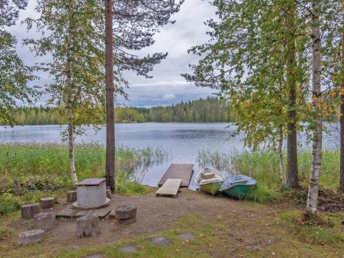 un quai avec deux bateaux à côté d'un lac dans l'établissement Holiday Home Mäntyrinne by Interhome, à Ruottila