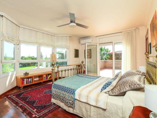 a bedroom with a bed and a window at Villa Villa Bertoni in Reus