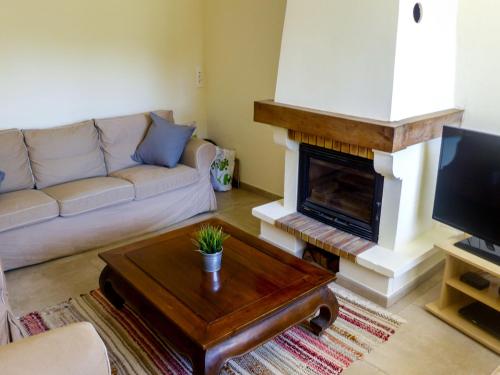 un salon avec un canapé et une cheminée dans l'établissement Holiday Home Villa Rose by Interhome, à Cavalaire-sur-Mer