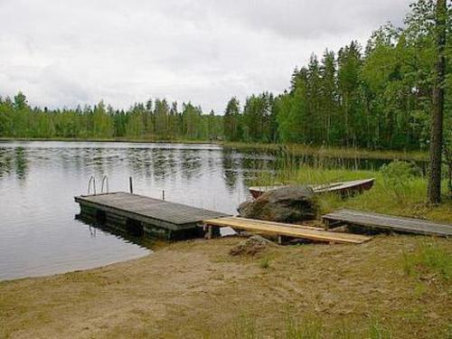 ein Dock in der Mitte eines Sees in der Unterkunft Holiday Home Kettupirtti by Interhome in Soiniemi