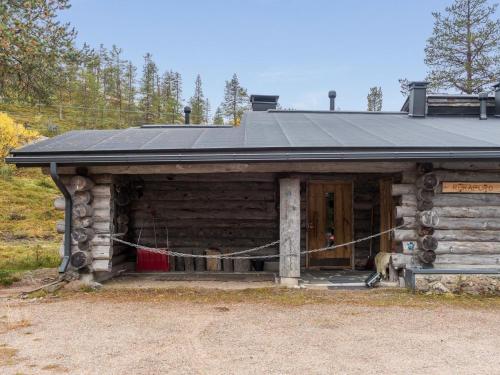 une cabane en rondins avec une corde à linge devant elle dans l'établissement Holiday Home Rukapuro by Interhome, à Ruka