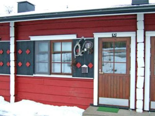 ルカにあるHoliday Home Porokaarre nr 10 by Interhomeの雪の赤い扉付き赤い家