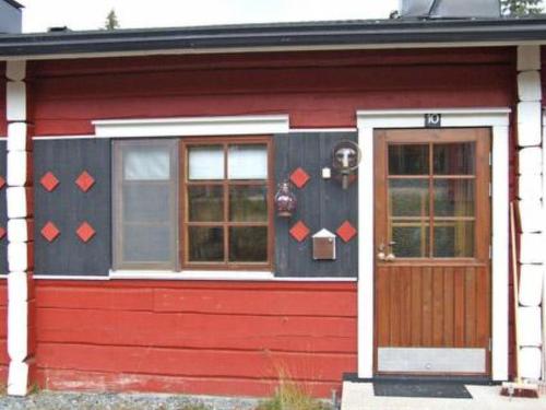 ルカにあるHoliday Home Porokaarre nr 10 by Interhomeの赤黒の家