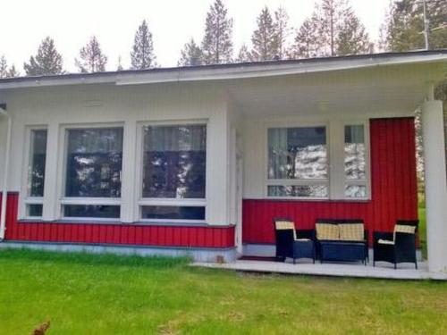 une maison avec deux chaises et un rouge et blanc dans l'établissement Holiday Home Soivio by Interhome, à Poussu