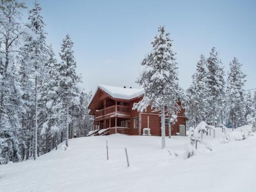 アカスロンポロにあるHoliday Home Kuerkartano 3-armas by Interhomeの雪の中の木々の丸太小屋