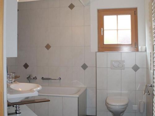bagno con servizi igienici e lavandino di Apartment Rawilstrasse 33 by Interhome a Lenk