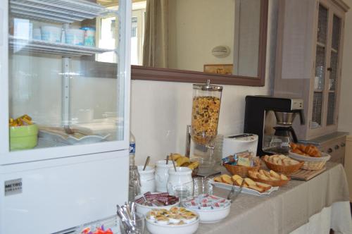 ein Buffet mit Speisen auf einem Tisch in der Küche in der Unterkunft Logis Hôtel Le Bretagne in Le Vivier-sur-Mer