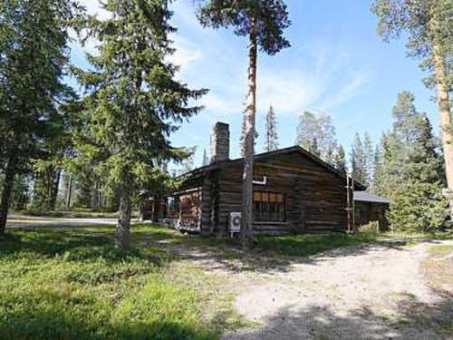 ルオストにあるHoliday Home Metsä-luosto by Interhomeの森の中の木造小屋