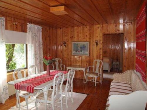 un comedor con mesa y sillas en una habitación en Holiday Home Raanumaja iii by Interhome, en Lampsijärvi