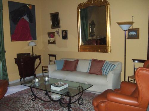 salon z kanapą i stołem w obiekcie B&B MontAlbano w mieście Caserta