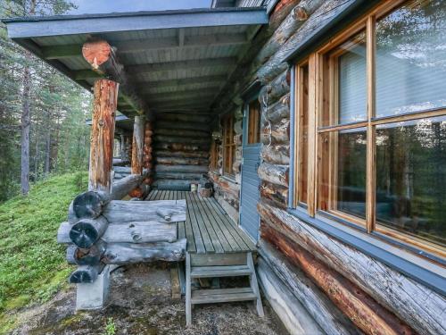 um alpendre de uma cabana de madeira com um banco e uma janela em Holiday Home Ylläsrivit c 8 - villa änkyrä by Interhome em Ylläsjärvi