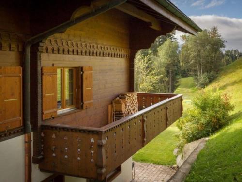 einem externen Blick auf ein Haus mit einem Balkon in der Unterkunft Apartment Graebi by Interhome in Gstaad
