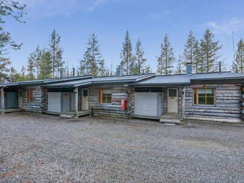 uma casa de madeira com duas garagem em Holiday Home Ylläsrivit c 8 - villa änkyrä by Interhome em Ylläsjärvi