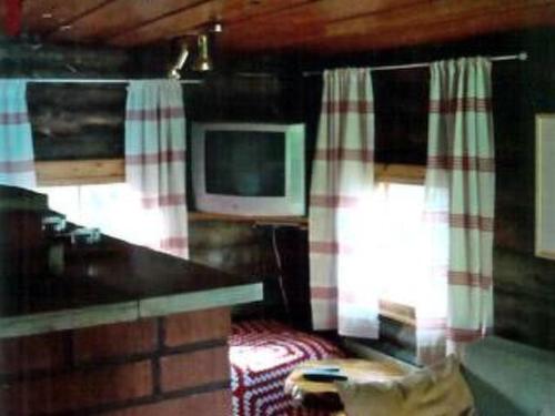 LampsijärviにあるHoliday Home Raanumökki ii by Interhomeのリビングルーム(テレビ付)、ソファが備わります。