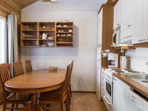 ターコブオリにあるHoliday Home Peiponpesä a by Interhomeのキッチン(木製のテーブル、椅子付)