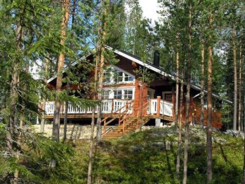 une maison sur une colline dans les bois dans l'établissement Holiday Home Syvälahti by Interhome, à Sonkajärvi