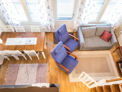 - un salon avec un canapé et des chaises dans l'établissement Holiday Home Point vale 1 ap- 9 by Interhome, à Tahkovuori