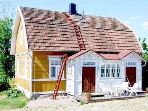 une petite maison jaune et blanche avec un toit rouge dans l'établissement Holiday Home Louhela by Interhome, à Kisko