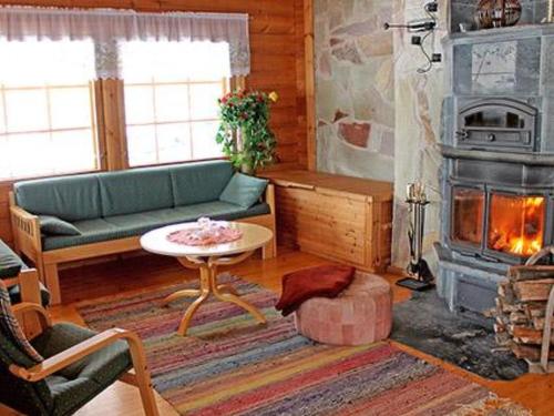 ein Wohnzimmer mit Couch und Kamin in der Unterkunft Holiday Home Linnunlaulu by Interhome in Atro