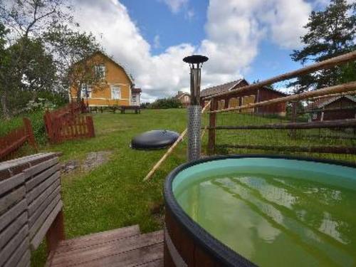 Holiday Home Louhela by Interhome في Kisko: حوض استحمام ساخن في الفناء الخلفي مع ساحة