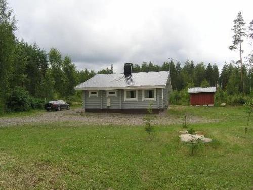 une maison dans un champ avec une voiture devant elle dans l'établissement Holiday Home Niittymökki by Interhome, à Somerniemi