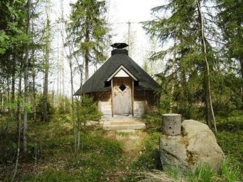 HakoniemiにあるHoliday Home Liplakka by Interhomeの森の中の小屋