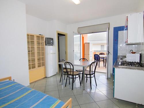 cocina y comedor con mesa y sillas en Apartment Azzurra by Interhome, en Porto dʼAscoli