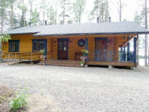 HakoniemiにあるHoliday Home Mustikka by Interhomeの小さな木造家屋(ポーチ、デッキ付)