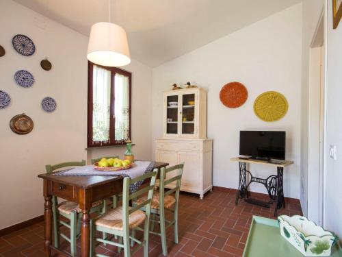 ein Esszimmer mit einem Tisch und einer Obstschale darauf in der Unterkunft Holiday Home Casetta Ponticelli by Interhome in Lavaiano