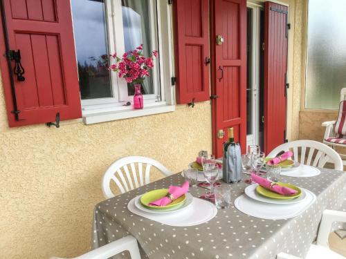 Μπαλκόνι ή βεράντα στο Chalet Le Clos des Sapins by Interhome