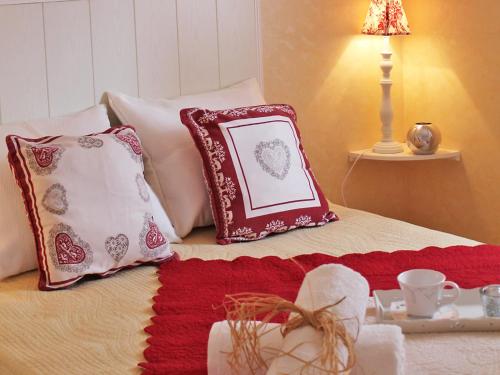 Ένα ή περισσότερα κρεβάτια σε δωμάτιο στο Chalet Le Clos des Sapins by Interhome