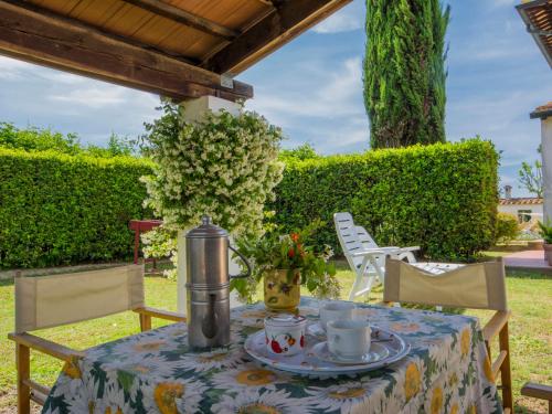einen Tisch mit einem Tischtuch darauf mit Tassen und Kaffee in der Unterkunft Holiday Home Casetta Ponticelli by Interhome in Lavaiano