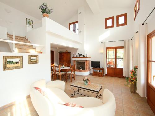sala de estar con muebles blancos y chimenea en Villa Ca Toni by Interhome, en Moraira