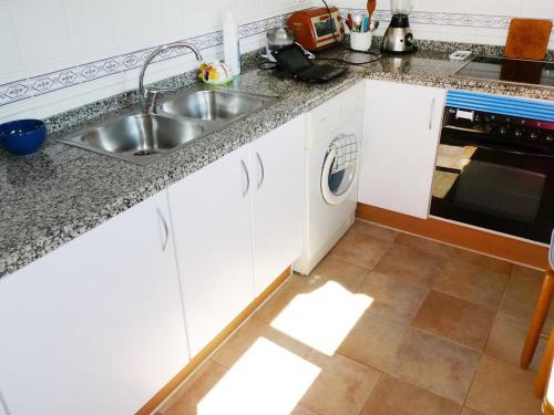 cocina con fregadero y lavavajillas en Apartment Luz del Mediterraneo-4 by Interhome, en Denia