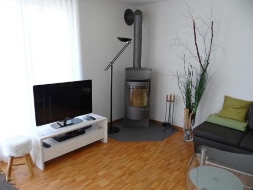 TV a/nebo společenská místnost v ubytování Apartment Rainstrasse 55 by Interhome